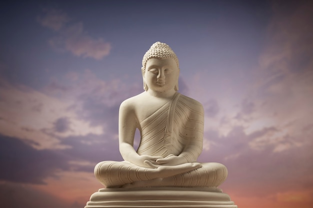 Foto vista della statuetta di buddha per la pace e il relax