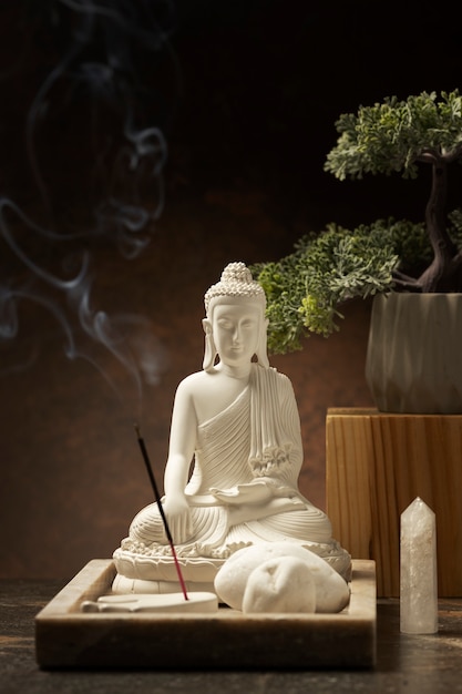 Photo view of buddha statuette with incense