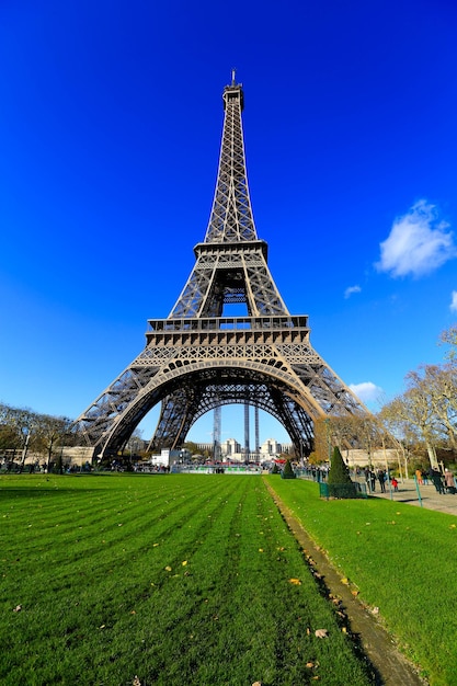 Photo view of building against blue sky