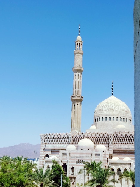 Photo view of building against clear blue sky