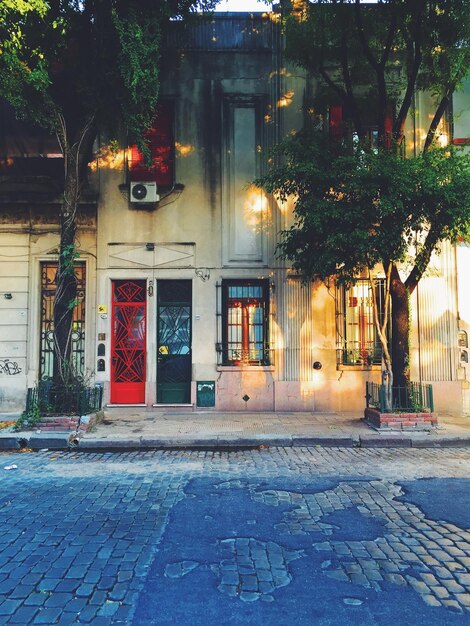 Photo view of building by cobblestone street