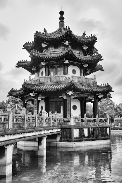 雲の空に照らされた湖の建物の景色