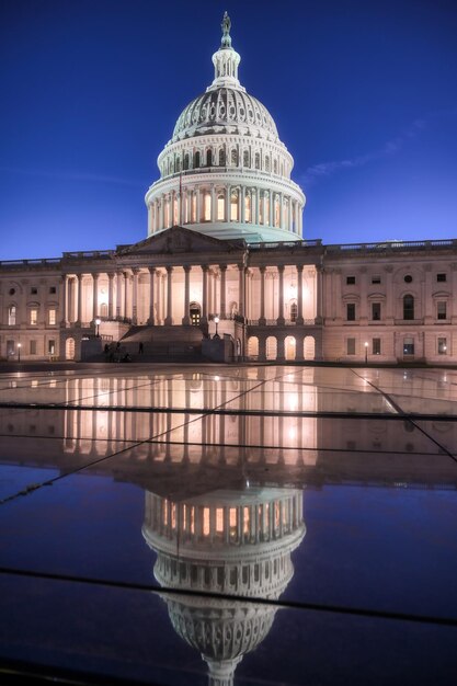 Photo view of building at night