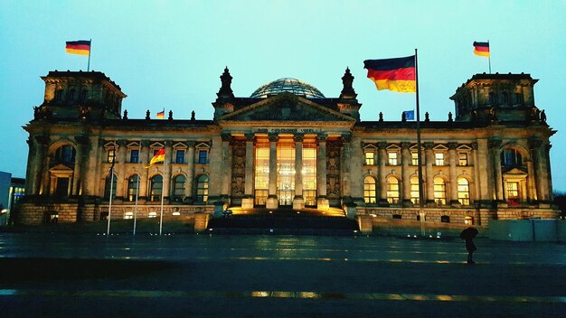 Photo view of building at night