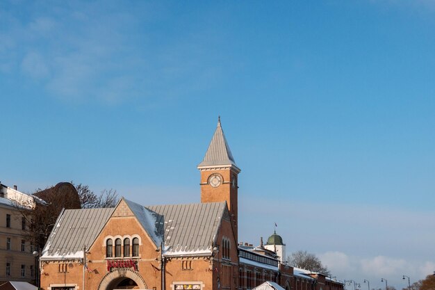 Photo view of building of old market on trading square in vyborg russia