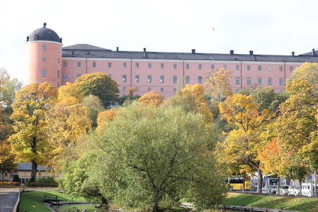 Photo view of building with trees in foreground