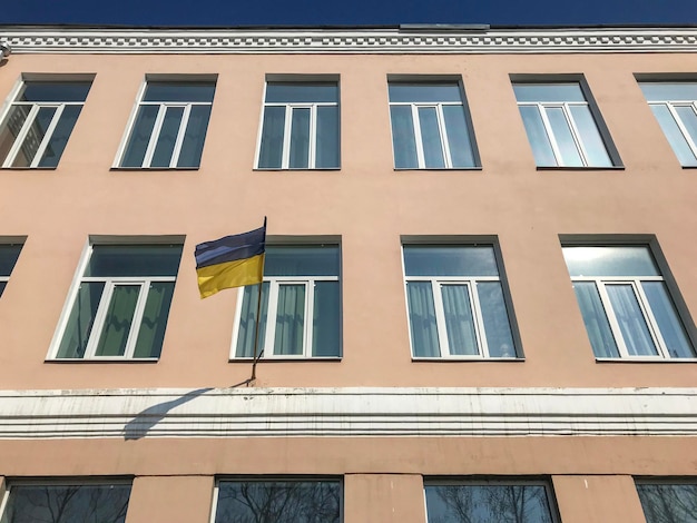 ウクライナの国旗が掲げられた建物の眺め