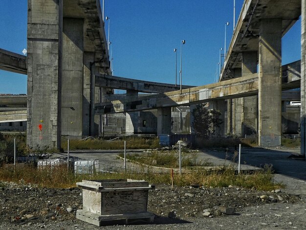 青い空に照らされた建物の景色