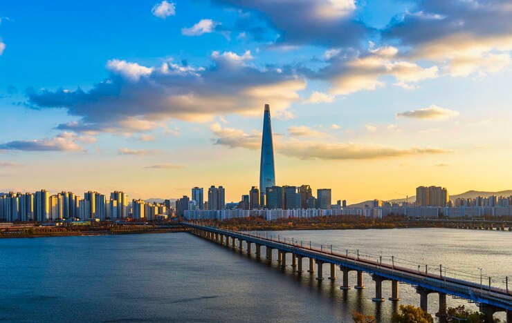Photo 夕暮れの雲の空に照らされた建物の景色