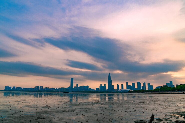 Photo view of buildings against cloudy sky during sunset