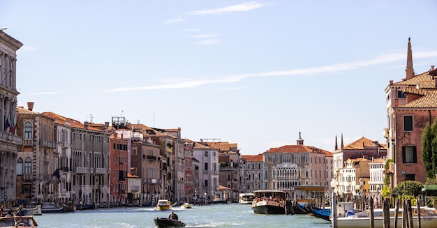 Foto vista degli edifici contro un cielo nuvoloso