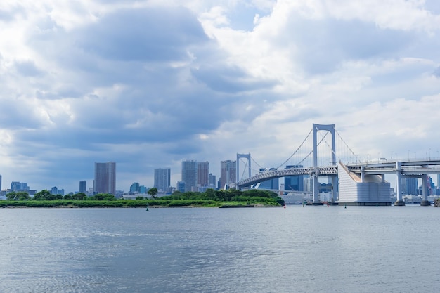 雲の空に照らされた建物の景色