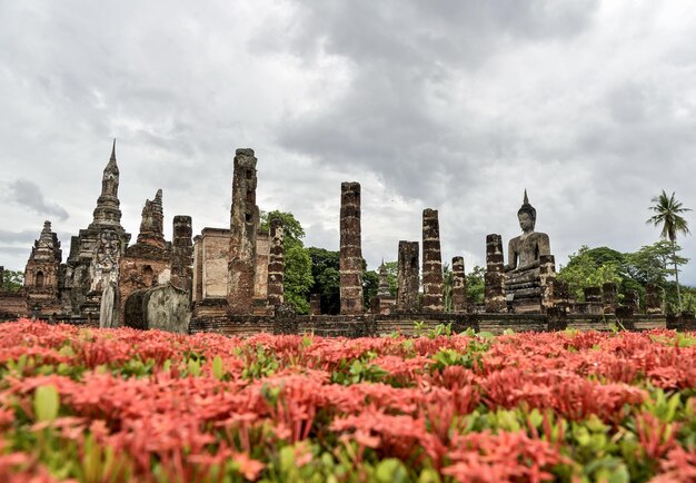 Photo view of buildings against cloudy sky