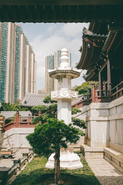 Photo view of buildings against cloudy sky