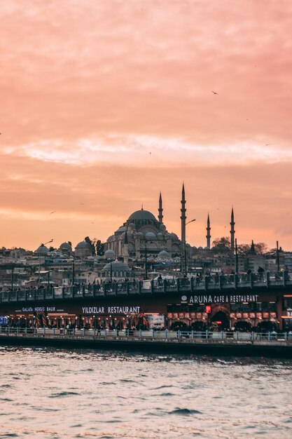 Photo view of buildings against sky at sunset