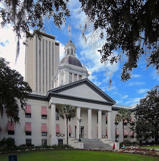 Photo view of buildings against the sky