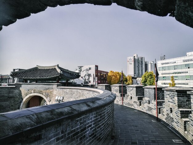 Photo view of buildings against sky