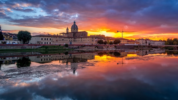 Vista degli edifici lungo il fiume arno al tramonto a firenze