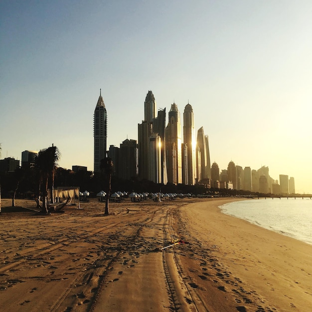 Foto vista degli edifici sulla spiaggia contro un cielo limpido