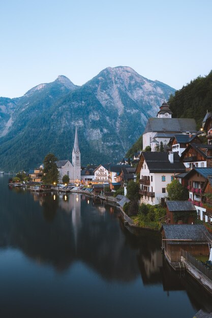 Foto vista degli edifici sul lago contro la montagna