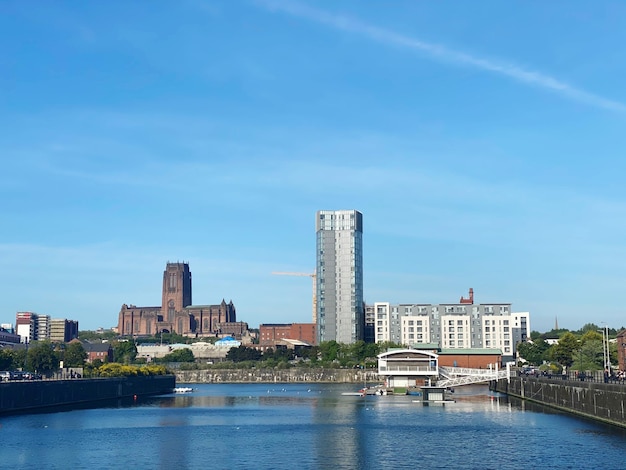 Foto vista degli edifici sul fiume contro il cielo blu