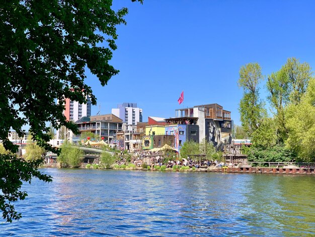 Foto vista degli edifici sul fiume contro il cielo blu