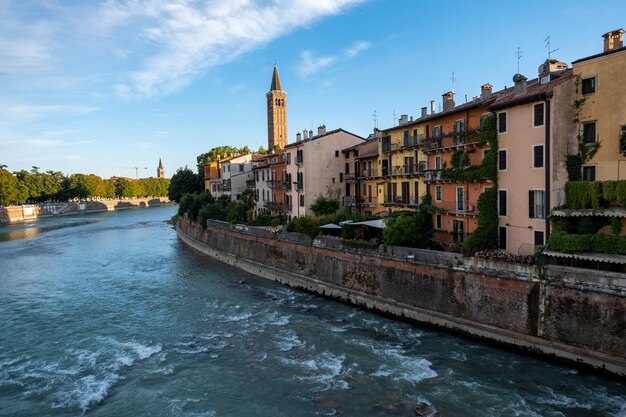 Foto vista degli edifici lungo il fiume contro un cielo nuvoloso