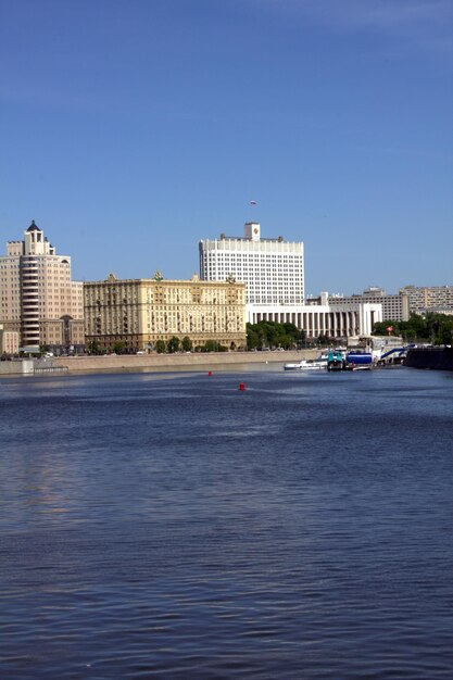 Photo view of buildings in city against clear sky