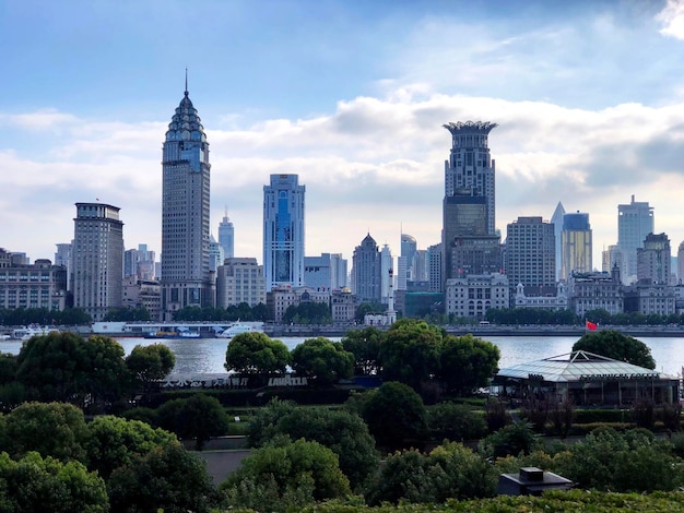 Photo view of buildings in city against cloudy sky