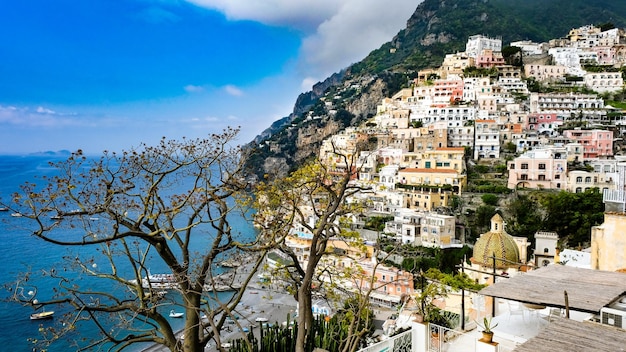 Foto vista degli edifici della città contro un cielo nuvoloso