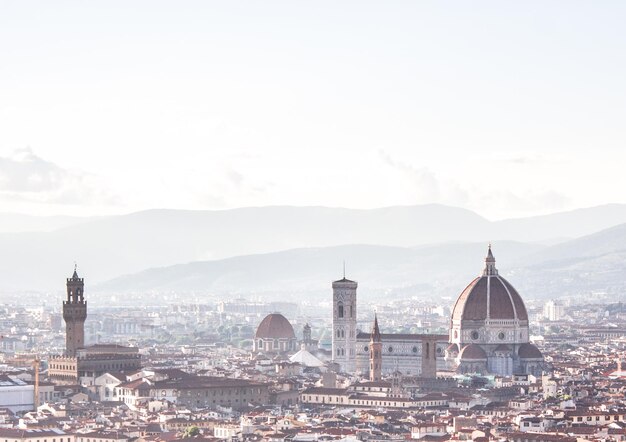 Foto vista degli edifici della città contro il cielo