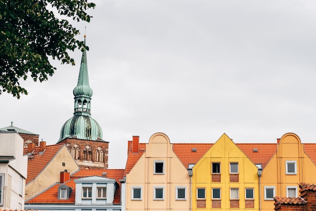 Photo view of buildings in city against sky