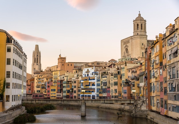 Foto vista degli edifici della città contro il cielo