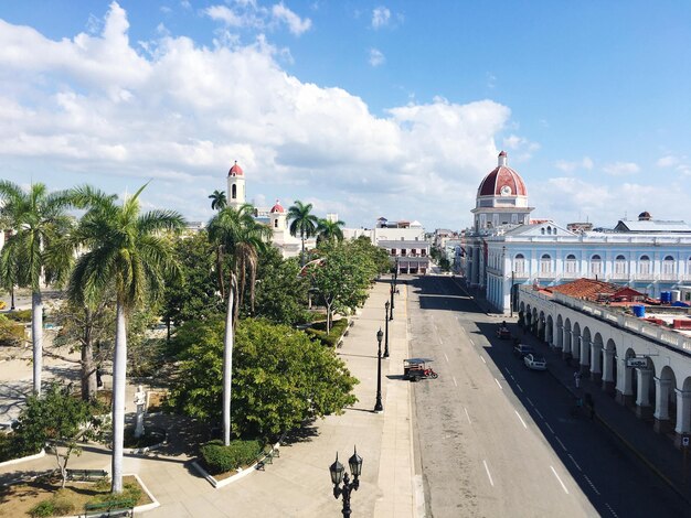 Photo view of buildings in city against sky