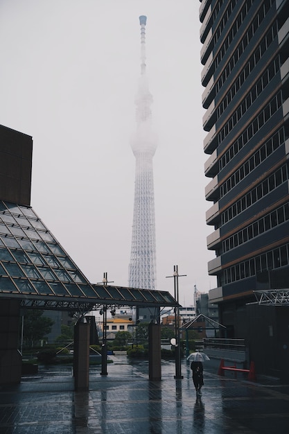 Photo view of buildings in city during rainy season