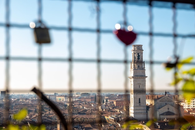 Foto vista degli edifici della città vista attraverso la recinzione