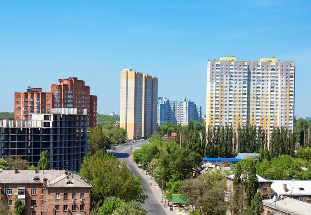 Вид на здания в городе в солнечный день