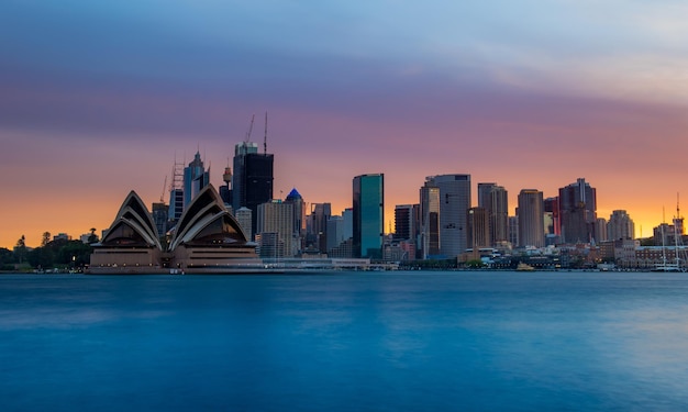 Photo view of buildings in city at sunset