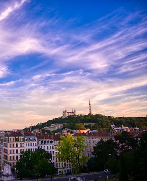 Photo view of buildings in city at sunset