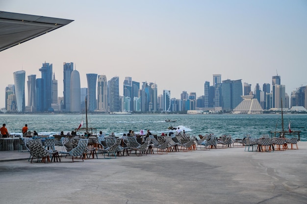 Photo view of buildings in city at waterfront