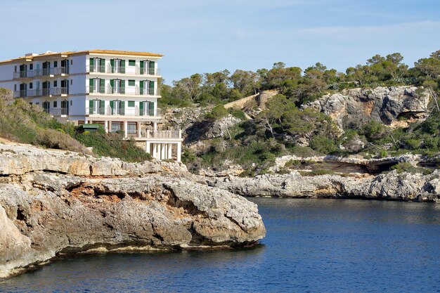 Photo view of buildings and rocks against sky