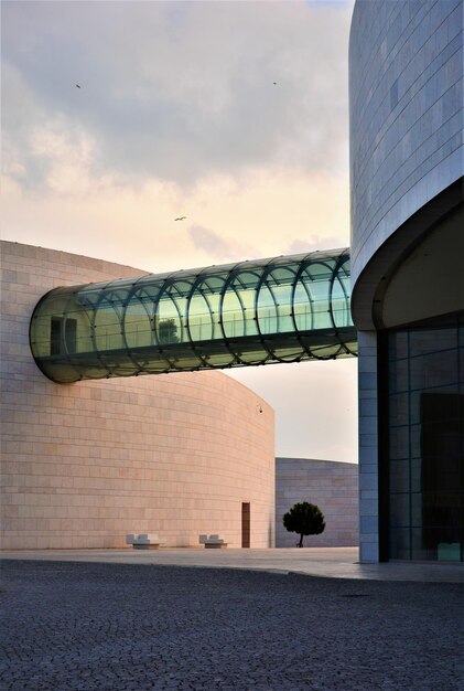 Photo view of built structure against sky