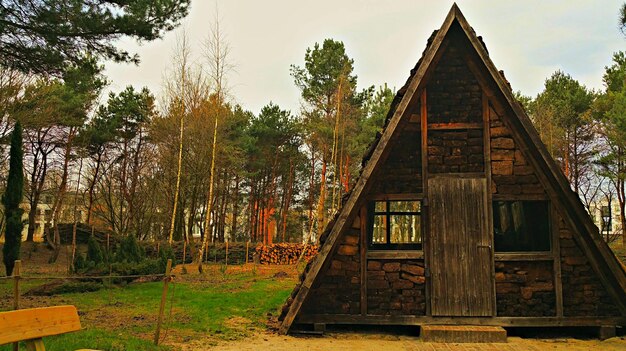 Photo view of built structure against trees