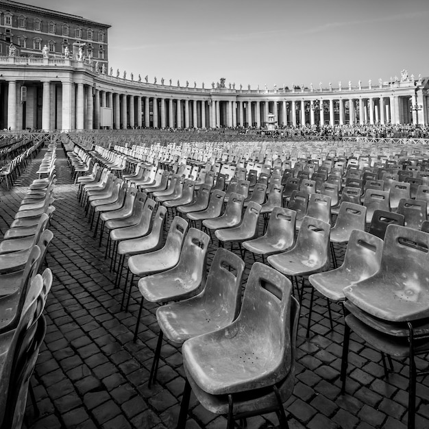 Foto vista della struttura costruita in sedie a fila e vaticano