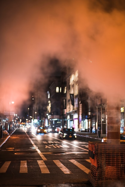 Вид оживленной ночной дороги в дыму