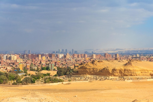 Vista della capitale egiziana del cairo dall'altopiano di giza