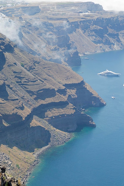 Vista della caldera con nebbia isola di santorini in grecia