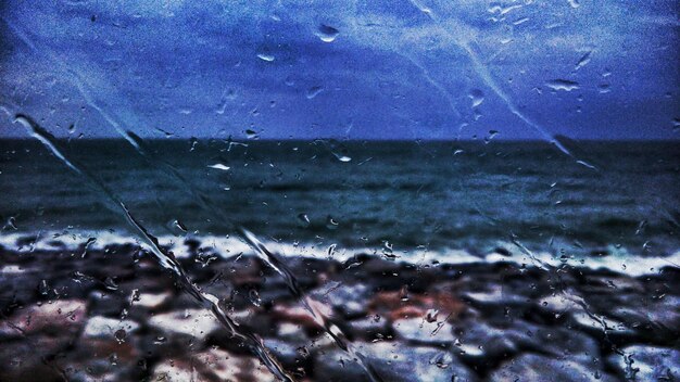 Foto la vista della spiaggia tranquilla contro il cielo blu