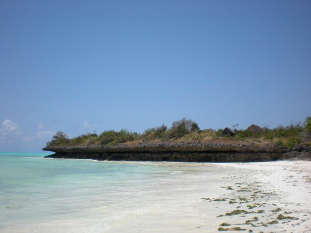 Foto la vista della spiaggia tranquilla