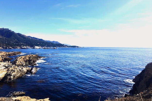 空を背景に静かな青い海の景色